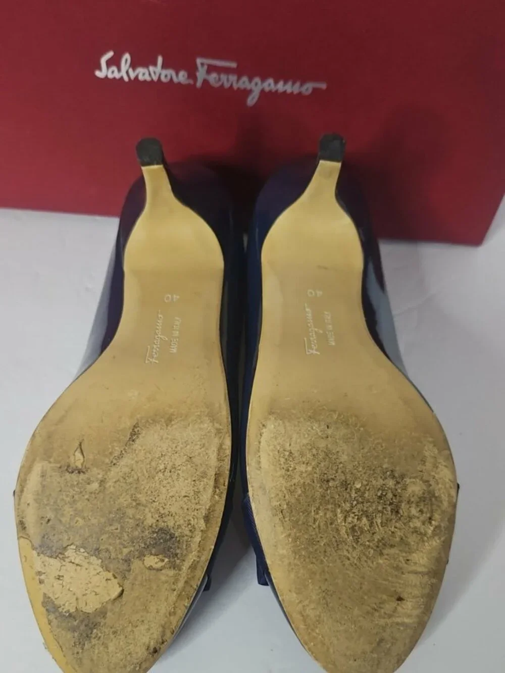 Salvatore Ferragamo Navy Patent Vara Bow Pumps Size 40 w/ Box